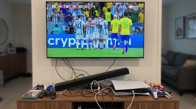 Fios da TV espalhados? Conheça truques simples para disfarçar os cabos na sala sem precisar esconder a parede