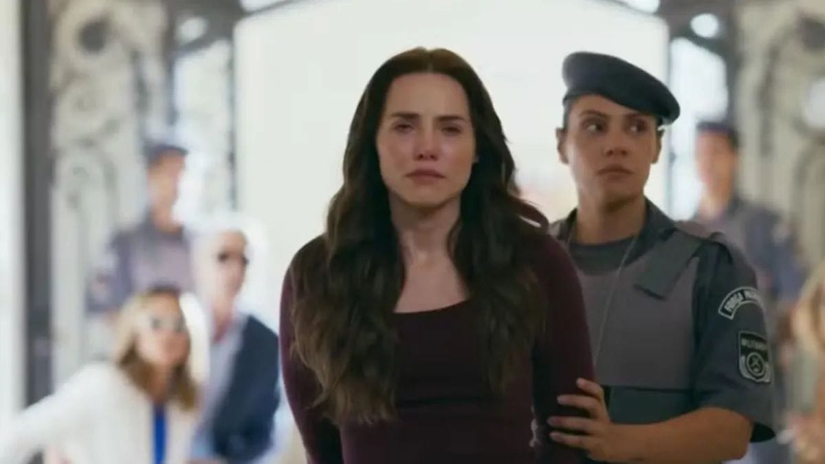 A atriz Leticia Colin encena para novela da Globo