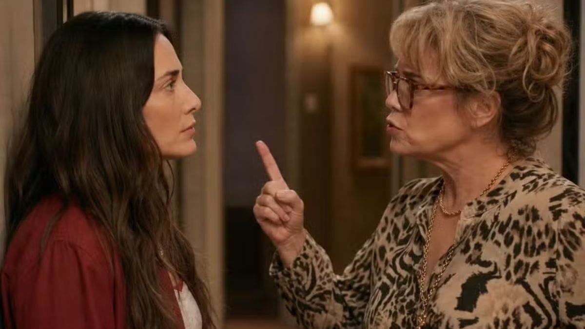 Os atores Isabel Teixeira e Leticia Colin encenam para novela da Globo