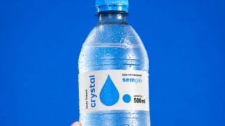 Imagem da garrafa de água sem gás Crystal com fundo azul