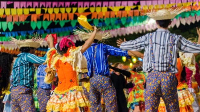 Arraiá gratuito com fogueira e música ao vivo agita o fim de semana no litoral