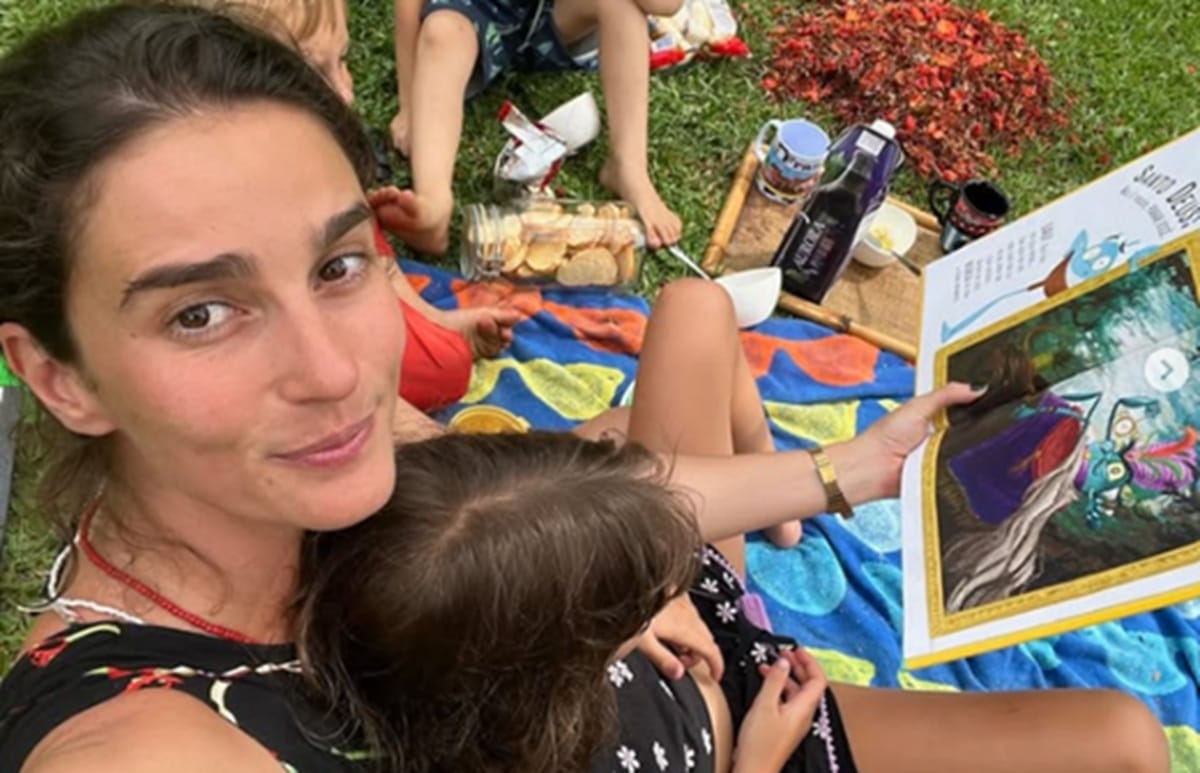 Atriz Priscila Steinmann lendo livro para crianças