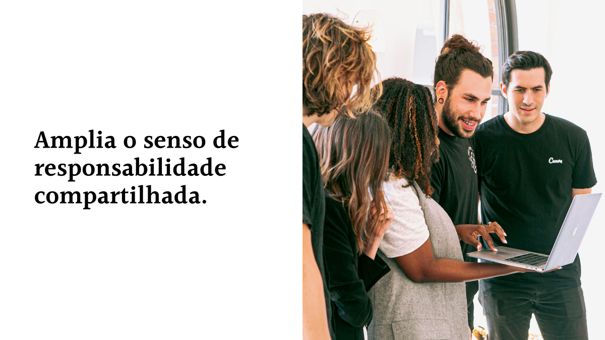 Card com fundo branco contendo o texto Amplia o senso de responsabilidade compartilhada ao lado da foto de quatro colaboradores analisando uma tela de notebook juntos