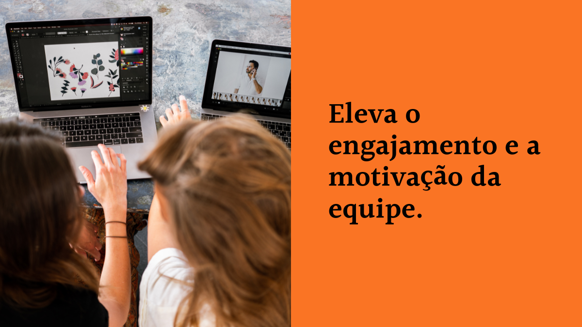Card com o texto Eleva o engajamento e a motivação da equipe em fundo laranja ao lado de uma foto em plano superior de duas mulheres manipulando notebooks