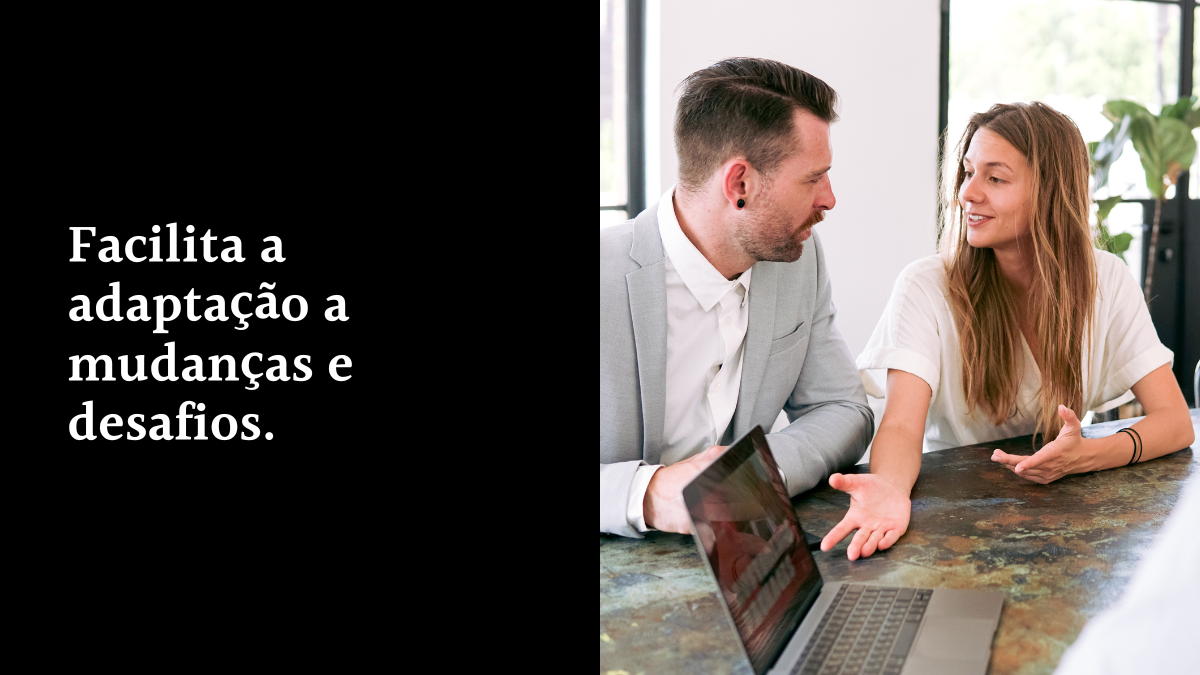 Card com fundo preto contendo o texto Facilitas a adaptação a mudanças e desafios ao lado de uma foto mostrando um homem e uma mulher conversando em uma mesa de reunião