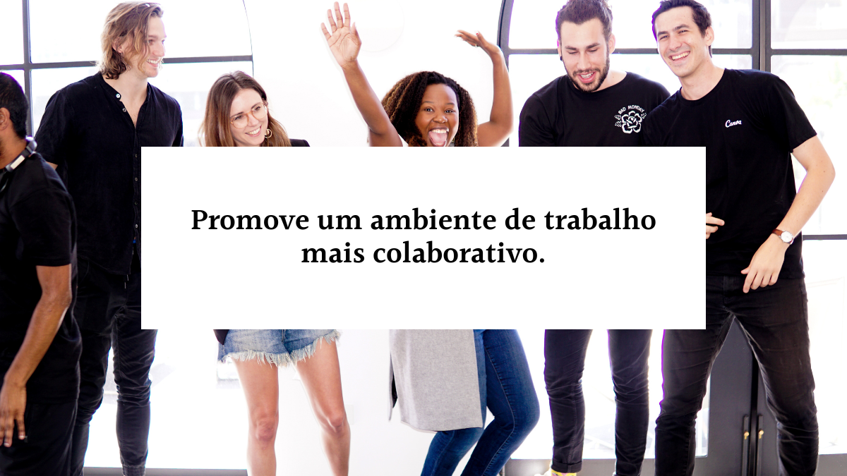 Card com a foto de cinco colaboradores sorrindo e comemorando em um escritório sobreposta por uma faixa branca central com o texto Promove um ambiente de trabalho mais colaborativo