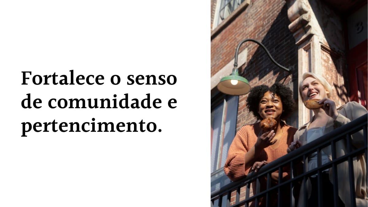 Duas profissionais conversam e sorriem durante pausa no trabalho em equipe, ilustrando o senso de comunidade e pertencimento no ambiente corporativo.