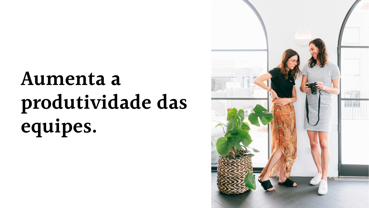 Card com fundo branco contendo o texto Aumenta a produtividade das equipes ao lado da foto de duas mulheres sorrindo enquanto olham para uma câmera fotográfica