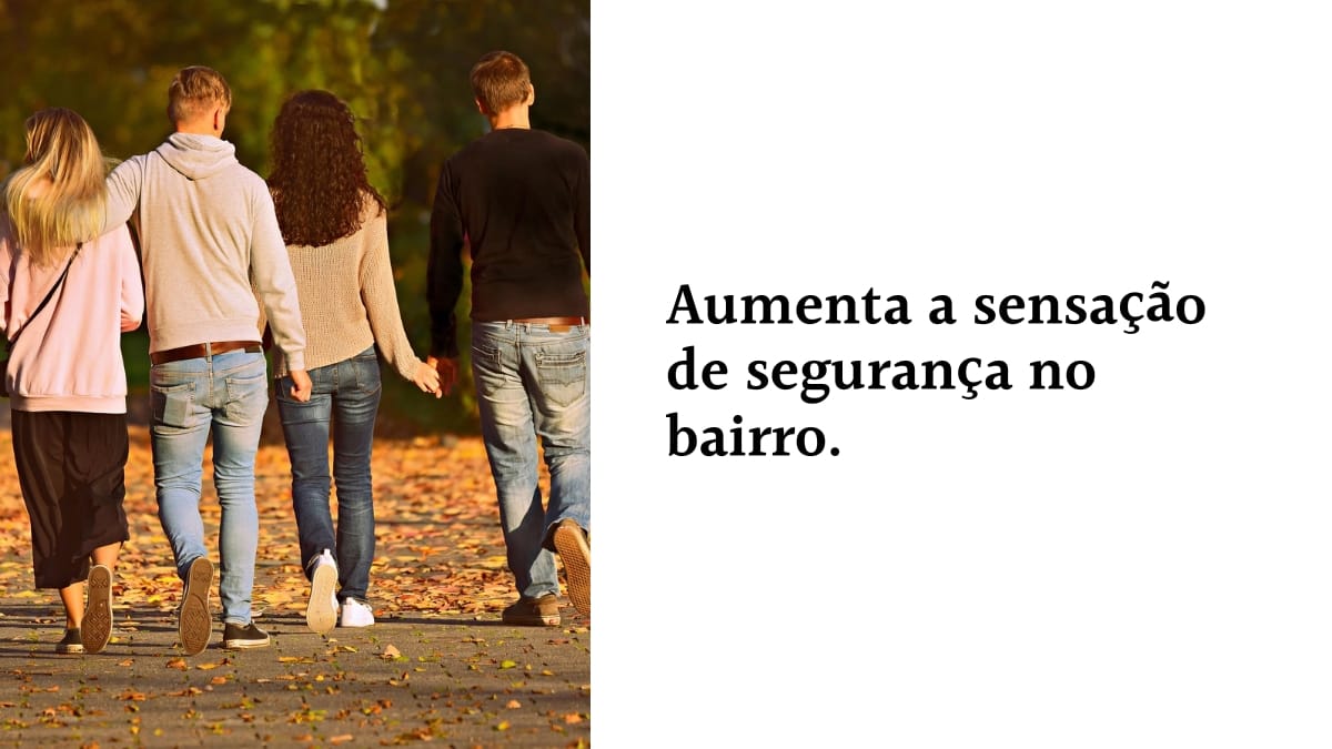 Grupo de moradores caminha unido por calçada arborizada, destacando a importância da convivência comunitária para aumentar a segurança no bairro e o bem-estar local.