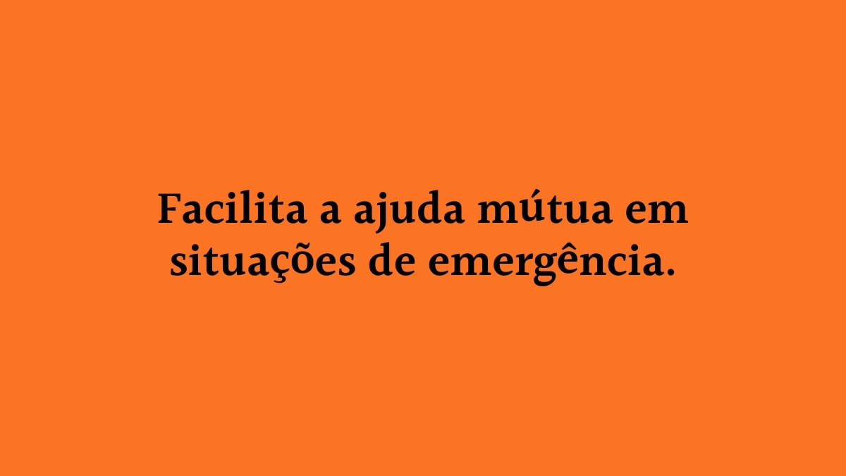 Card informativo com fundo laranja destacando a frase sobre como a colaboração comunitária facilita a ajuda mútua em situações de emergência e gestão de crises.
