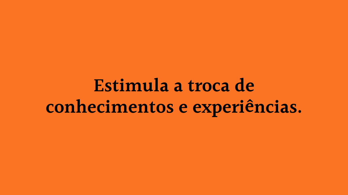 Card com fundo totalmente laranja contendo o texto centralizado Estimula a troca de conhecimentos e experiências em letras pretas