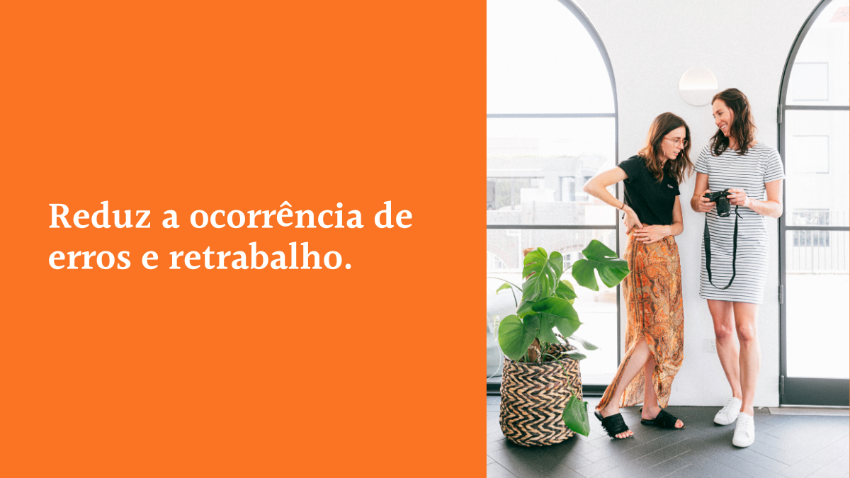 Card com fundo laranja contendo o texto Reduz a ocorrência de erros e retrabalho ao lado da foto de duas profissionais observando uma câmera fotográfica