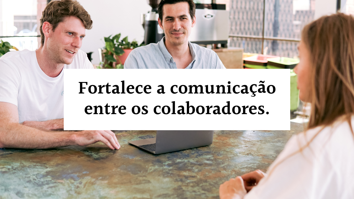 Card com a foto de três colaboradores conversando em uma mesa de trabalho sobreposta por uma faixa branca central com o texto Fortalece a comunicação entre os colaboradores