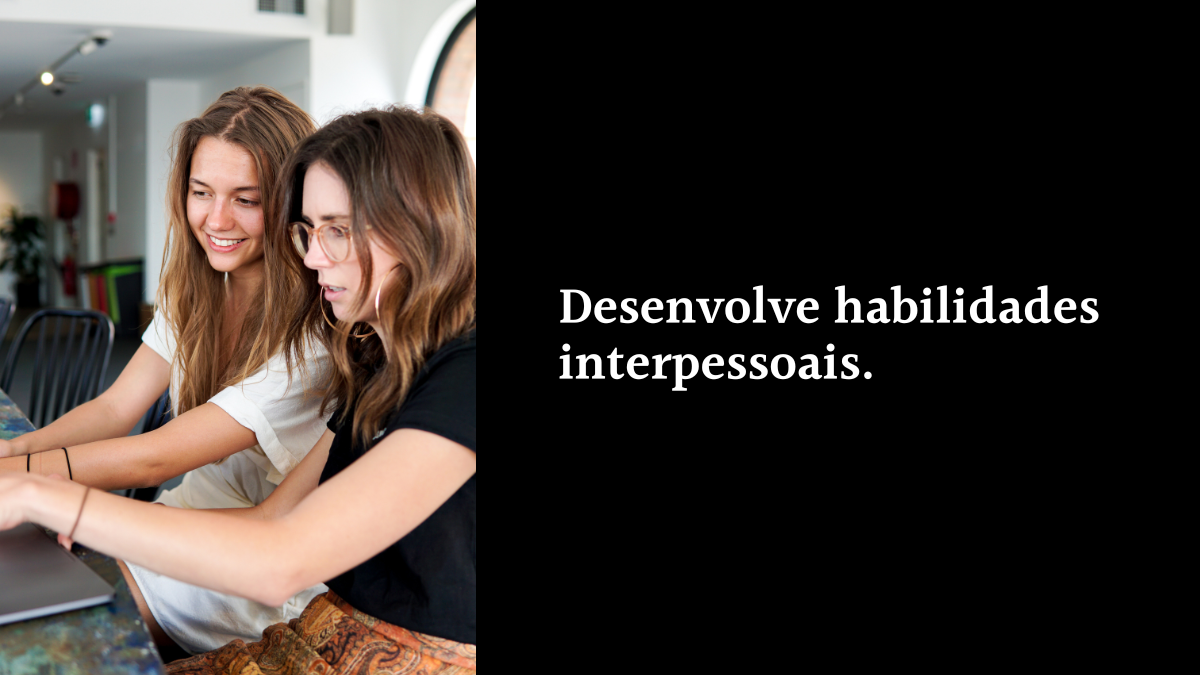 Card com a foto de duas mulheres sorrindo enquanto olham para um notebook ao lado de um fundo preto com o texto Desenvolve habilidades interpessoais