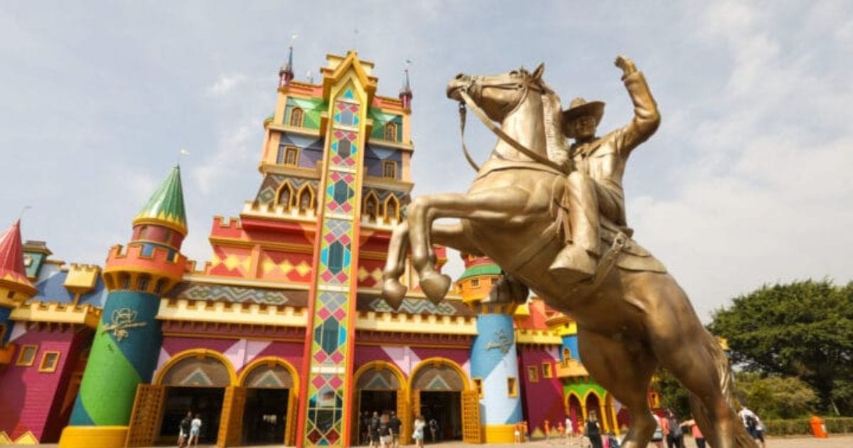 Estátua ou homenagem ao fundador Beto Carrero dentro do parque temático.