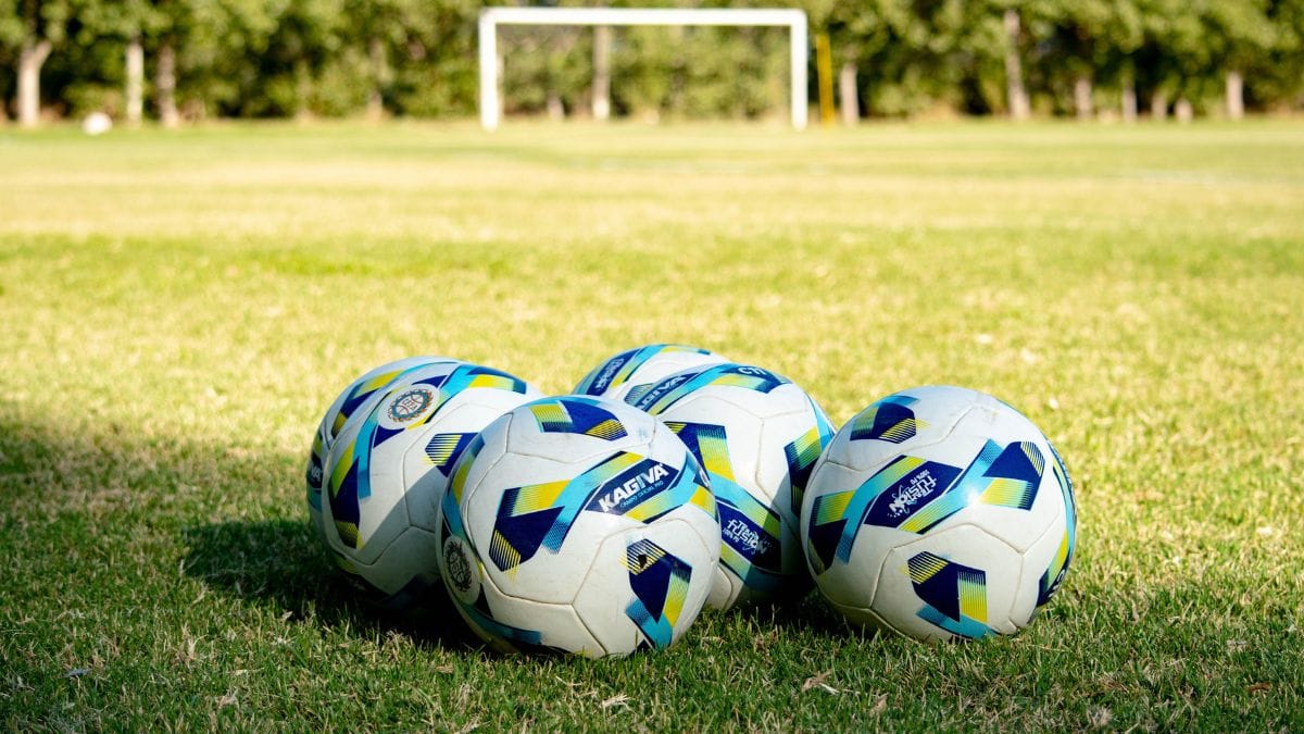 Bola de futebol na cor branca e detalhes em azul