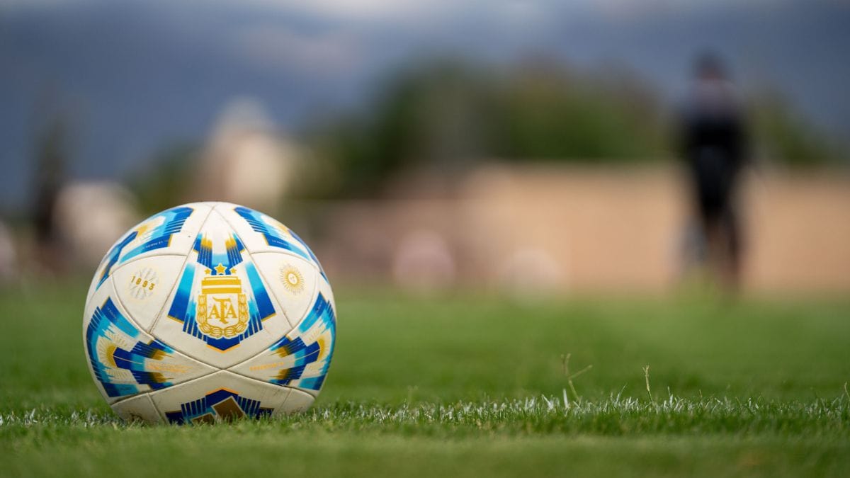 Bola de futebol na cor branca e detalhes em azul