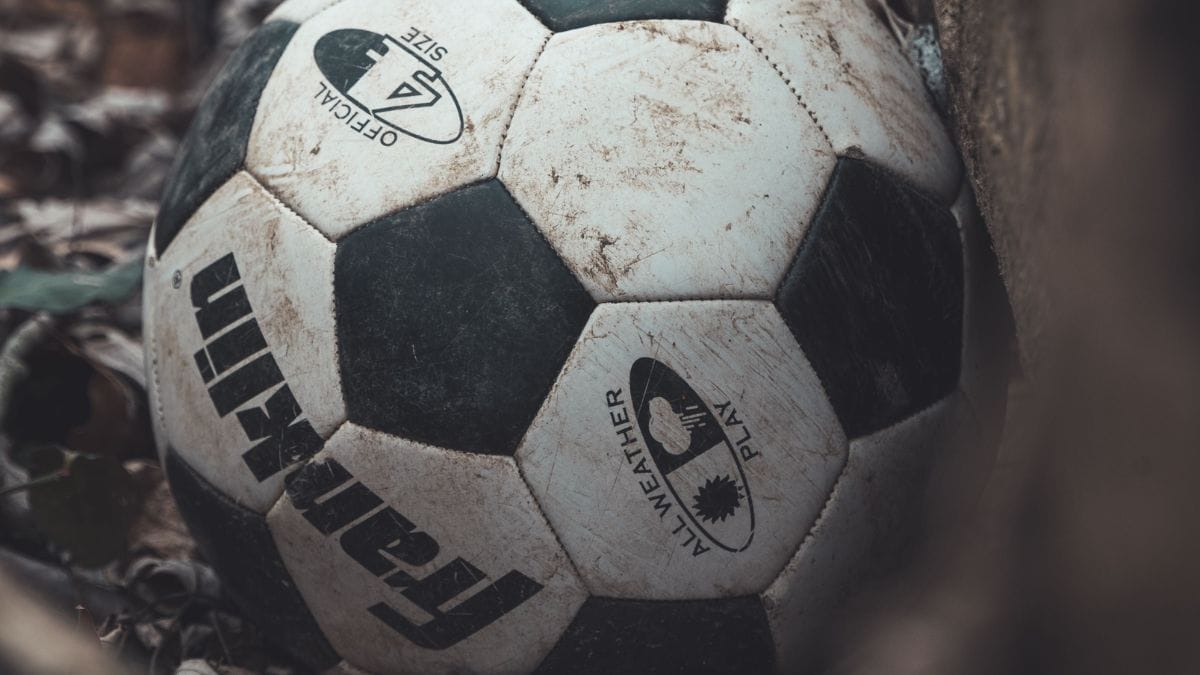 Bola de futebol na cor branca e detalhes em preto