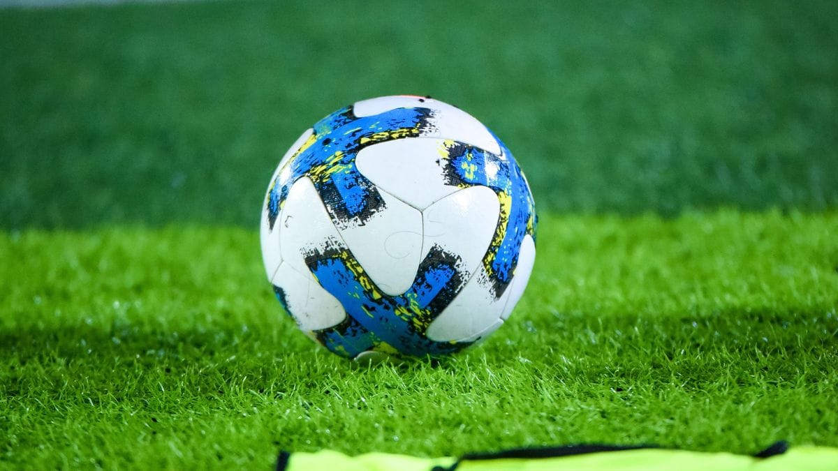 Bola de futebol na cor branca e detalhes em azul