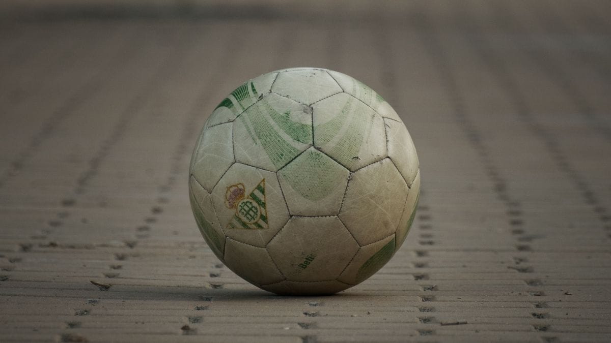 Bola de futebol na cor branca e detalhes em verde