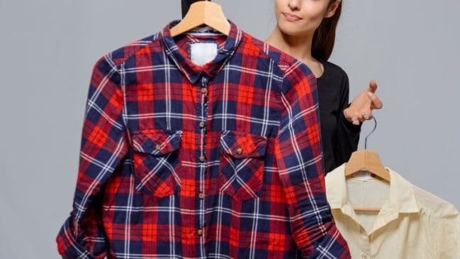 Mulher segurando uma roupa