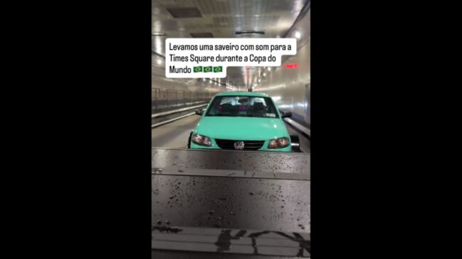 Brasileiros com a famosa saveiro na Times Square