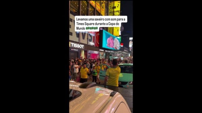 Brasileiros com a famosa saveiro na Times Square