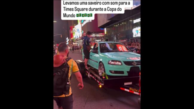 Brasileiros com a famosa saveiro na Times Square