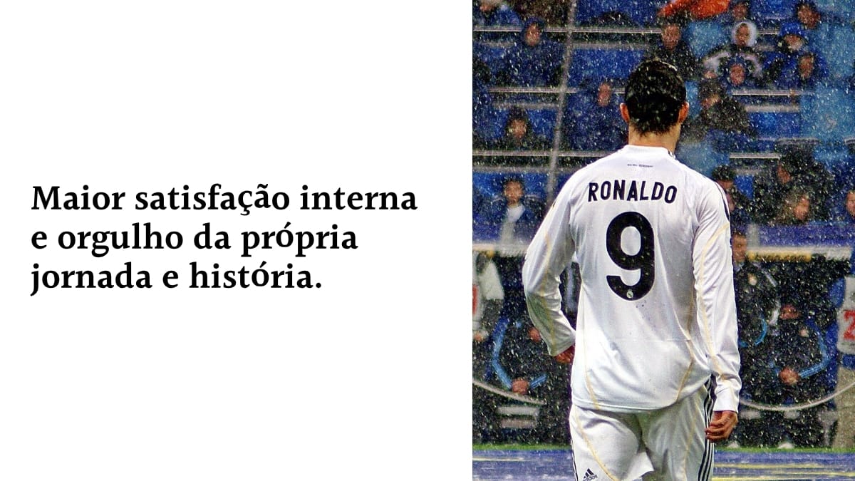 Cristiano Ronaldo vestindo a camisa 9 do Real Madrid, de costas, sob chuva intensa, ao lado do texto: "Maior satisfação interna e orgulho da própria jornada e história", destacando o valor da autoconsciência e do orgulho pessoal pela trajetória.