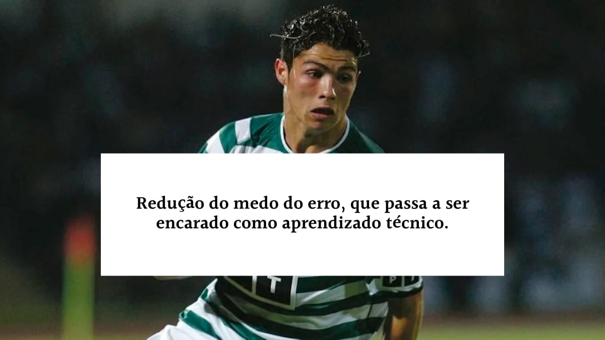 Cristiano Ronaldo jovem em campo, com o texto sobreposto: "Redução do medo do erro, que passa a ser encarado como aprendizado técnico", destacando a importância de uma mentalidade de crescimento frente ao erro.