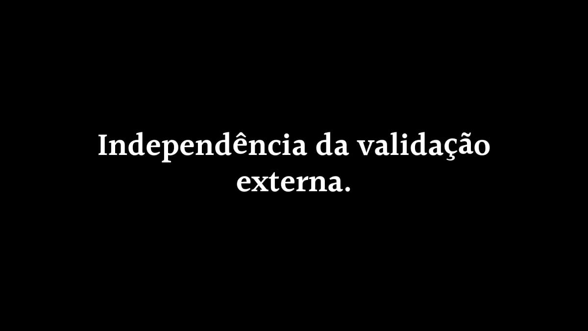Fundo preto com o texto centralizado: "Independência da validação externa", destacando o valor da autoconfiança e da autonomia emocional na jornada de sucesso.