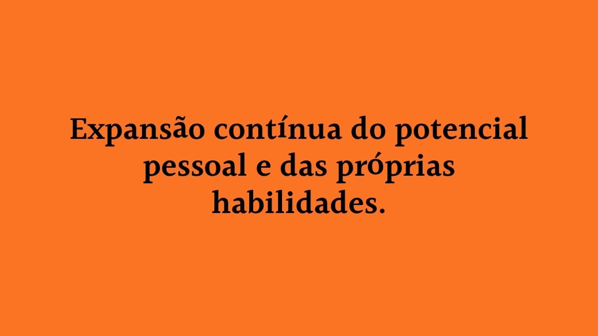 Fundo laranja vibrante com o texto centralizado: "Expansão contínua do potencial pessoal e das próprias habilidades", destacando a importância do autodesenvolvimento e do crescimento constante.