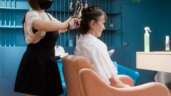 Cheiro de queimado na chapinha? Estudo da USP revela erro que derrete o cabelo por dentro