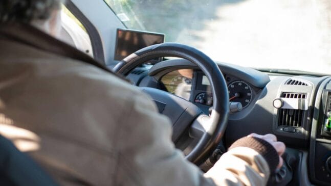 Nova possível lei reduz impostos a zero e garante superdesconto em carros para idosos