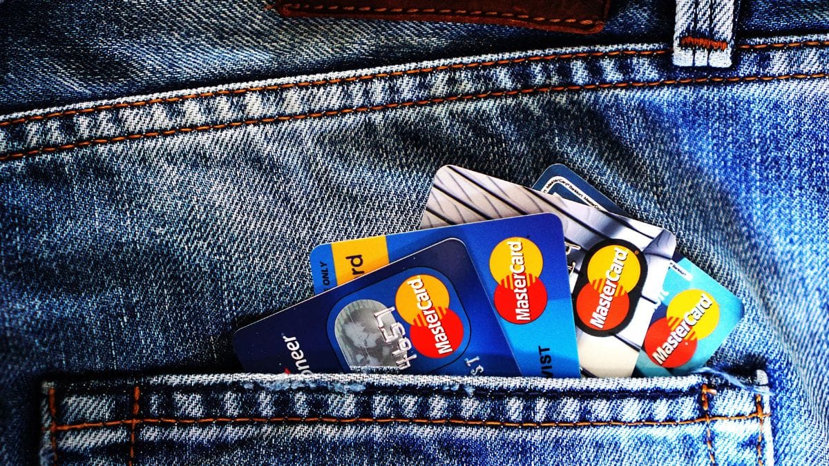 Vários cartões de crédito no bolso de uma calça jeans