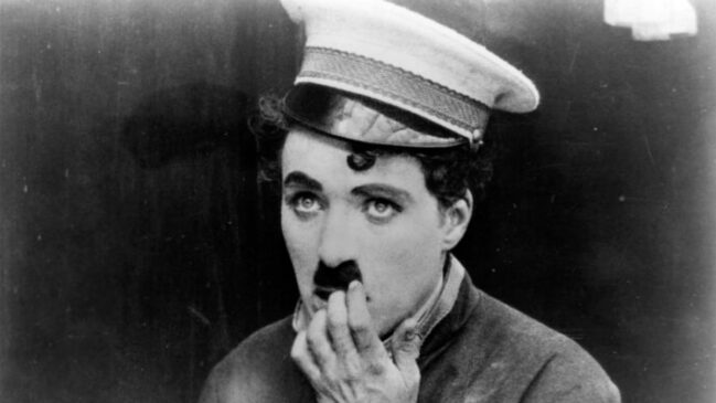 Imagem em preto e branco de Charles Chaplin, que acreditava que a persistência é o caminho do êxito