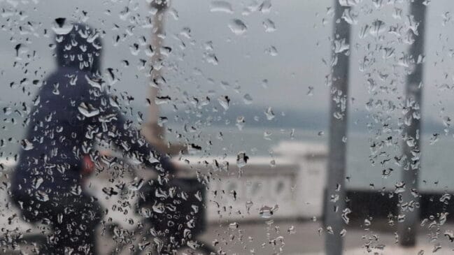 Chuva no litoral de SP já tem data para ir embora, mas nova frente fria vai chegar e estragar os poucos dias de sol