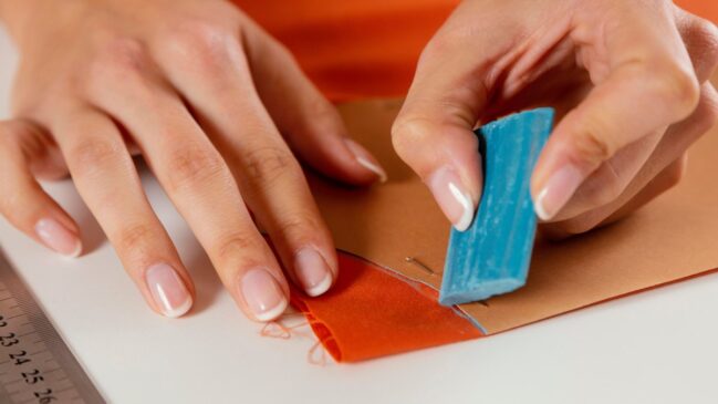 Com apenas uma fita adesiva e alguns cuidados, é possível conquistar unhas com aparência de salão em poucos minutos (Foto: Freepik)