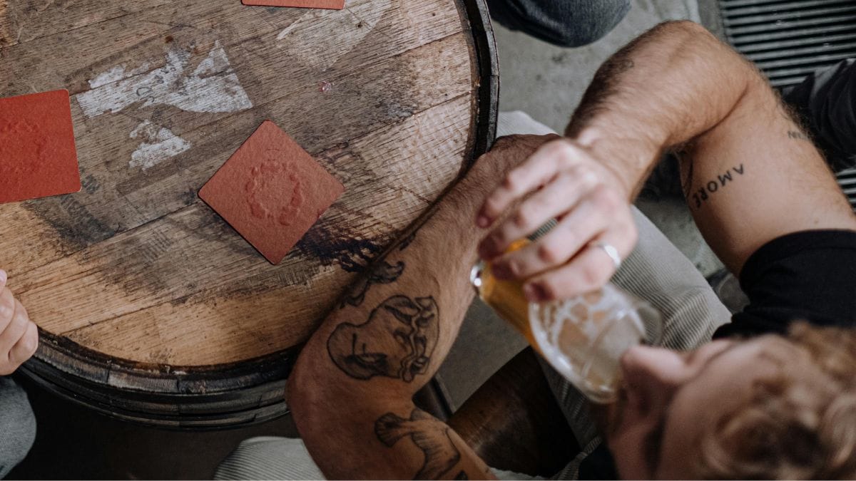 Clientes consomem cervejas em mesa de bar