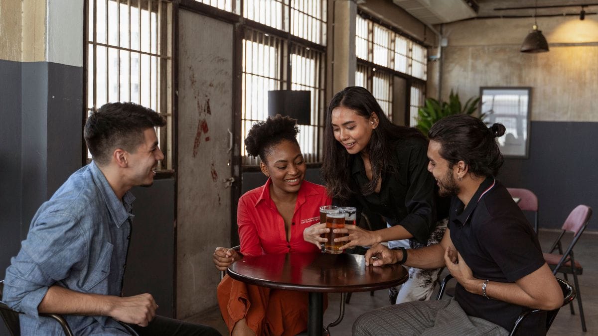Clientes consomem cervejas em mesa de bar