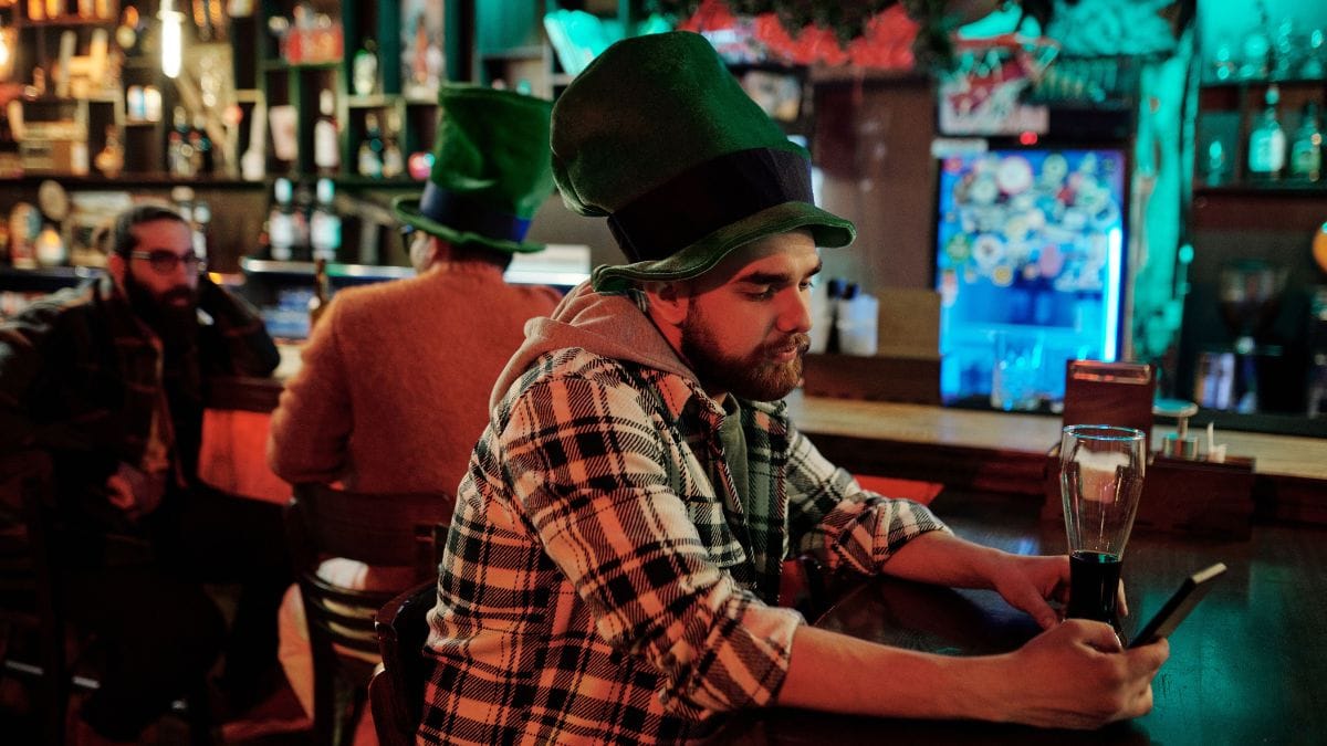 Clientes consomem cervejas em mesa de bar