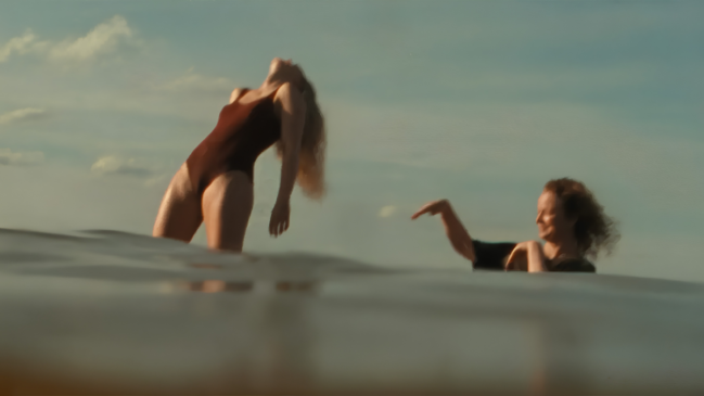 A cena mostra duas personagens do filme 'A Cronologia da água' interagindo no mar