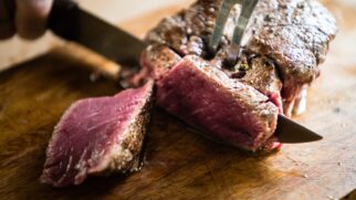 Com preparo adequado, a ponta de peito entrega maciez e suculência e já é apontada por açougueiros como uma das carnes mais valorizadas do momento (Foto: Freepik)