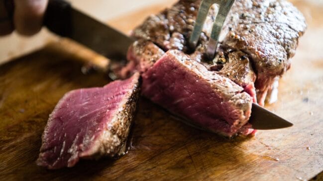 Com preparo adequado, a ponta de peito entrega maciez e suculência e já é apontada por açougueiros como uma das carnes mais valorizadas do momento (Foto: Freepik)