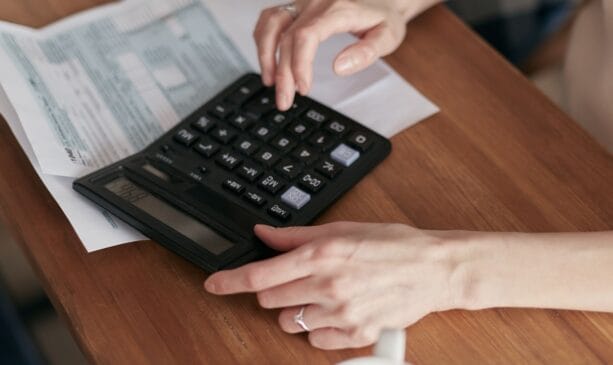 Banco está cobrando sua dívida? Veja o que ele pode e o que não pode fazer