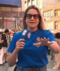 Entrevistado por Fernanda Gentil solta mensagem para a Rede Globo em plena Times Square e deixa apresentadora da Cazé TV em saia justa ao vivo