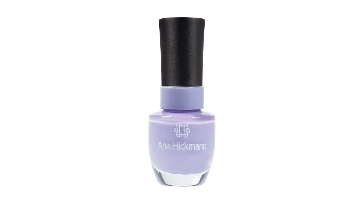 Frasco de esmalte lilás sobre fundo neutro