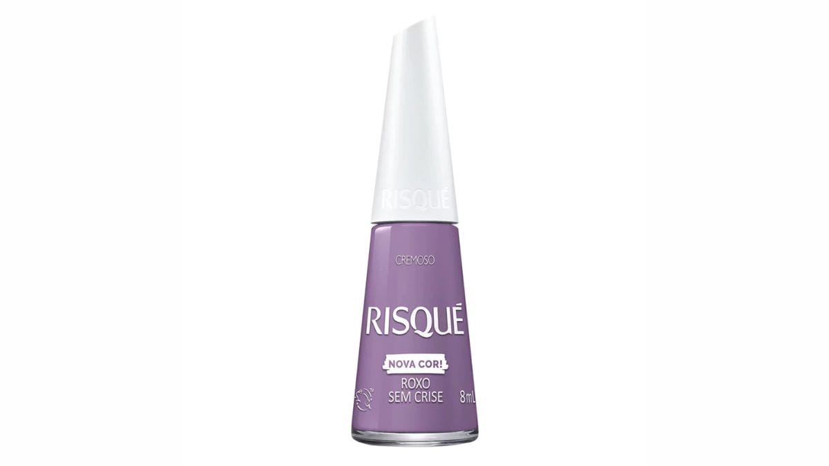 Frasco de esmalte lilás sobre fundo neutro