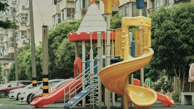 Parque com piso sintético