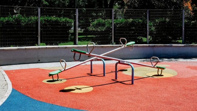 Parque com piso sintético
